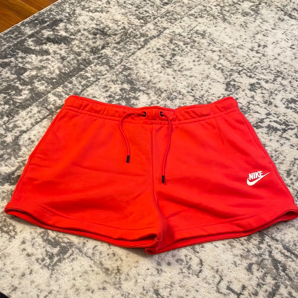 Nike Women’s Shorts SZ M NWT